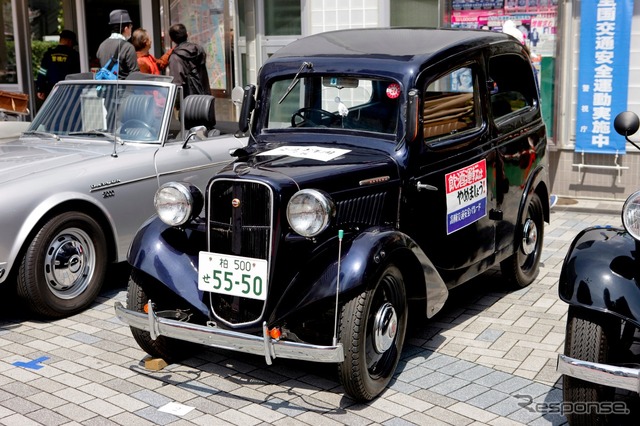 東京・品川に集結したダットサンなどの旧車45台。午後には街をパレード走行した。