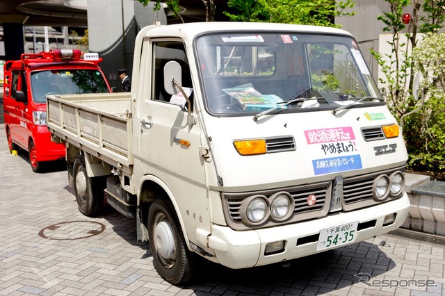 東京・品川に集結したダットサンなどの旧車45台。午後には街をパレード走行した。