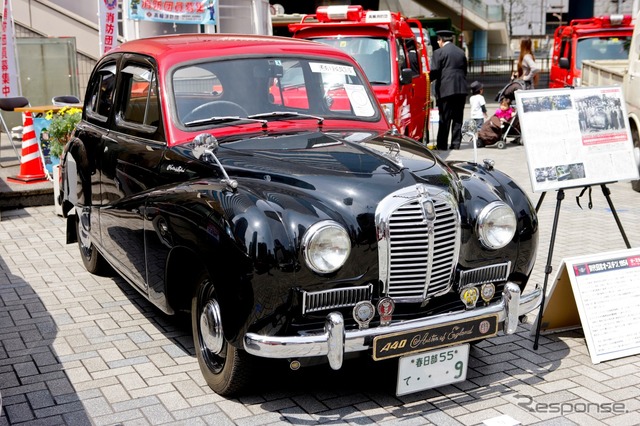 ダットサンや懐かしの日産車が並んだ