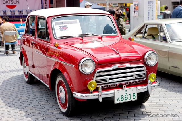 ダットサンや懐かしの日産車が並んだ