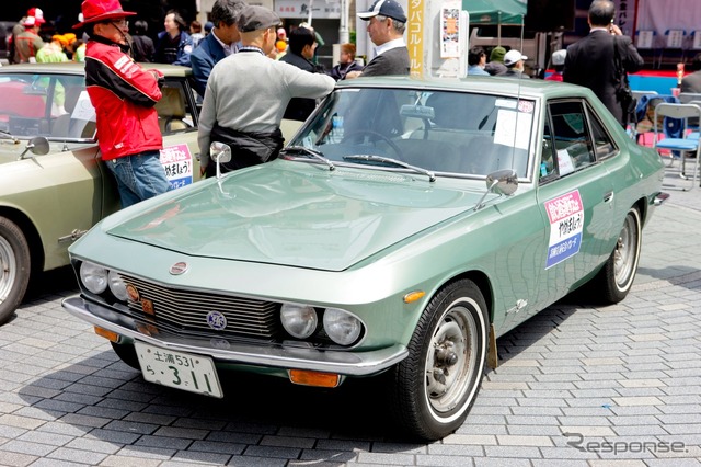 ダットサンや懐かしの日産車が並んだ