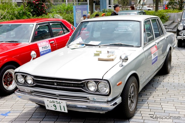 ダットサンや懐かしの日産車が並んだ