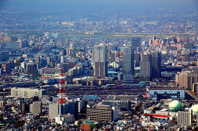 北側。隅田川駅(貨物ターミナル)のヤードやコンテナ群、その先の北千住の街並みも