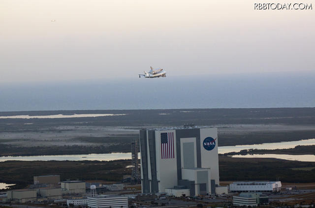 輸送されるスペース・シャトル「ディスカバリー」