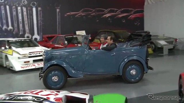 懐かしのダットサン車に乗る日産自動車のカルロス・ゴーン社長兼CEO