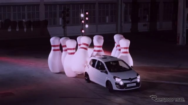 巨大なボーリングピンをテールスライド走行で倒すルノー トゥインゴR.S.
