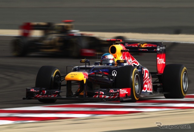 ベッテル（レッドブル、手前）とライコネン（ロータス、F1バーレーンGP決勝）
