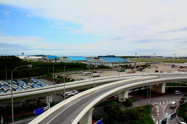 那覇空港と空港ビルへ続くスロープ(2012年4月18日撮影)