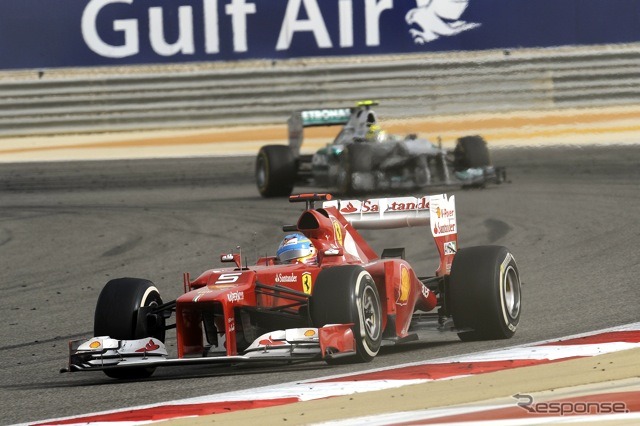 アロンソ（フェラーリ）の後ろに迫るロズベルグ（メルセデスAMG、F1バーレーンGP）