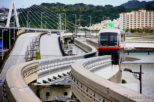 那覇東バイパスと国場川が寄り添う壺川駅は「唐船ドーイ」が流れる（2012年4月20日撮影）