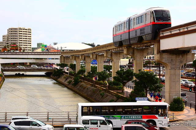 那覇バスターミナルの最寄り駅となる旭橋駅は「海ぬちんぼーら」(2012年4月20日撮影)
