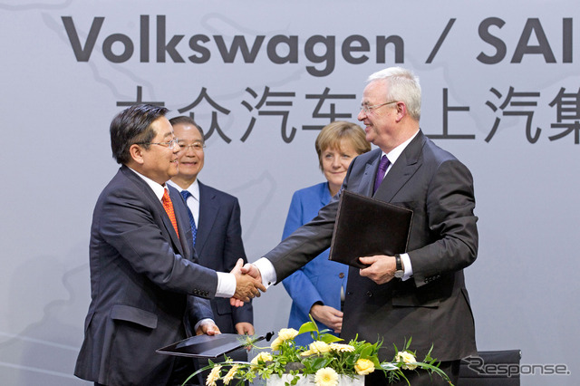 中国の温家宝首相、ドイツのメルケル首相を招いて行われたフォルクスワーゲングループの中国新工場の調印式