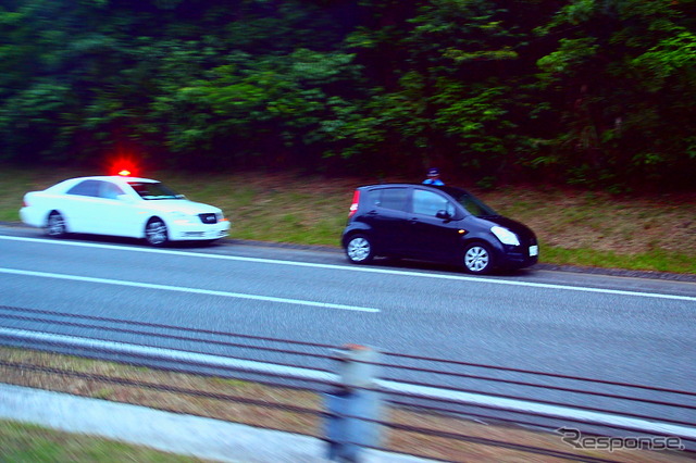 沖縄自動車道下り線で速度超過違反のレンタカーに近づく警察車両(2012年4月21日撮影)