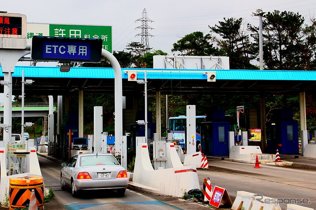 沖縄自動車道の北端、許田料金所(2012年4月21日撮影)