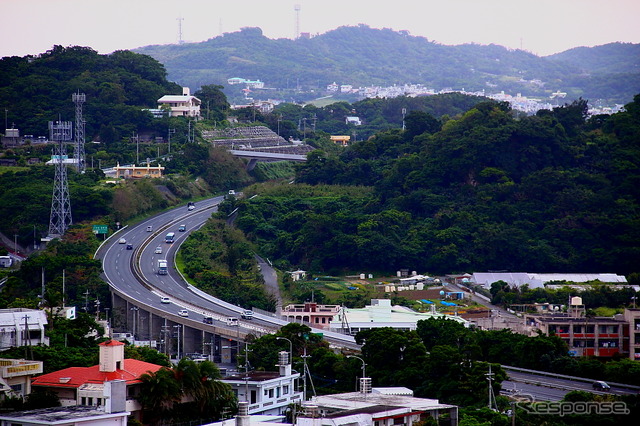 起伏にとんだ沖縄自動車は一部米軍基地内も貫く(2012年4月18日撮影)