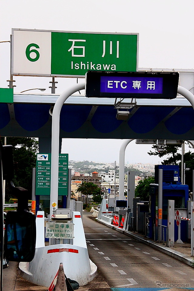 沖縄本島の“最も細い部分”にある石川IC(2012年4月21日撮影)
