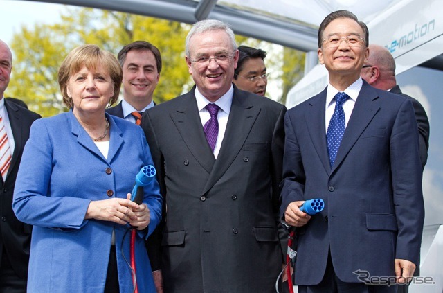 中国・温家宝首相とドイツ・メルケル首相が、ウォルフスブルグのフォルクスワーゲン工場を訪問