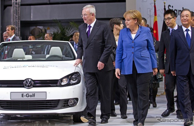 中国・温家宝首相とドイツ・メルケル首相が、ウォルフスブルグのフォルクスワーゲン工場を訪問