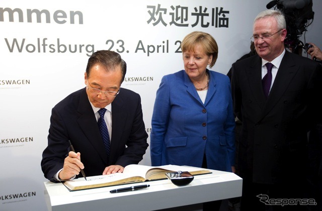 中国・温家宝首相とドイツ・メルケル首相が、ウォルフスブルグのフォルクスワーゲン工場を訪問