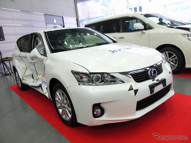 会場に展示された車両は側面衝突試験に使用されたもの。