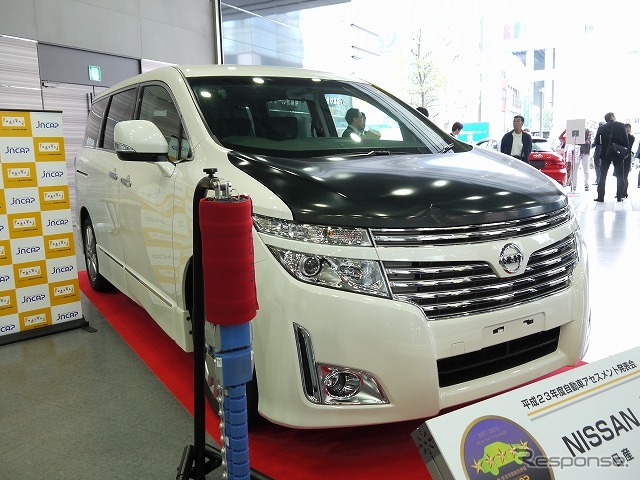 同じく日産『エルグランド』、左側にあるのは歩行者脚部保護性能試験で使用されたダミー。
