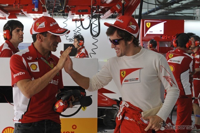 ジェネ（向かって左）とアロンソ（フェラーリ、F1バーレーンGP）