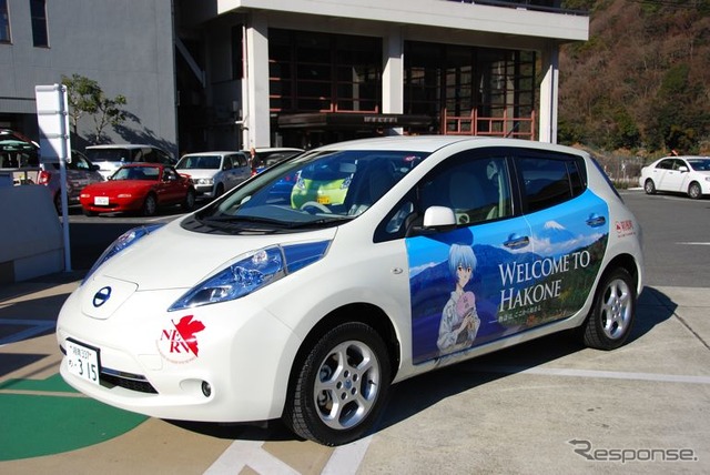 箱根町公用車。綾波レイ仕様の日産リーフ(写真:箱根町提供)