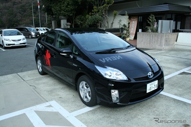 箱根町公用車。ネルフ仕様のプリウス