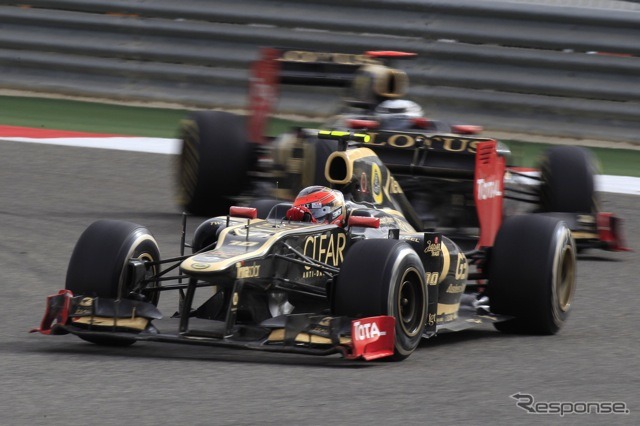 グロージャン（ロータス、F1バーレーンGP）。後方はライコネン。