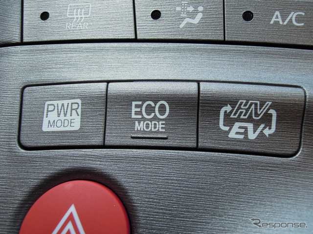 市販車ではEV/HVの切り替えスイッチが付いた。