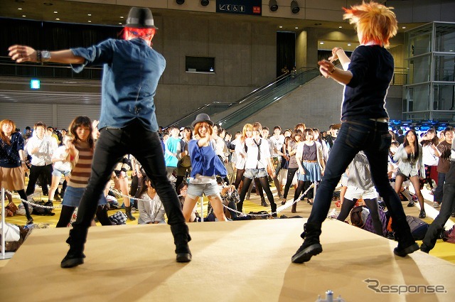 来場者が参加できるイベントとして人気だったのは「踊ってみた」、1時間で振り付けを覚え、ラストに全員で踊る。