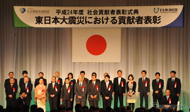 受賞式典に出席した全国オートバイ協同組合連合会吉田純一会長（左から6番目）