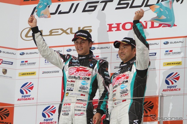GT500クラスで優勝したDENSO KOBELCO SC430ドライバーの石岡宏明（左）と脇阪寿一（右）。（SUPER GT 2012第2戦・富士スピードウェイ）