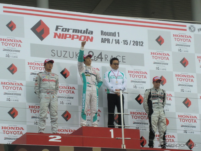 開幕戦鈴鹿の表彰台。塚越は2位だった(左端)。優勝は中嶋一貴、3位はオリベイラ(右端)。