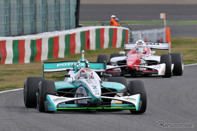 開幕戦優勝はトムス・トヨタの中嶋一貴。後方の塚越が2位に。