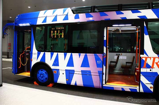 東京スカイツリー下の交通ロータリーに展示されたグラスルーフ仕様ノンステップバス