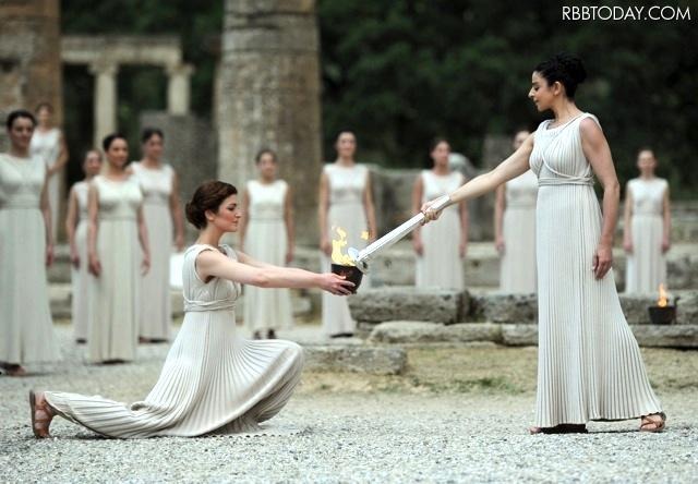 ロンドン・オリンピック、聖火採火式(ギリシャ)。同じ火が、古代競技場にもともされる。