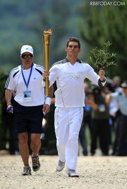 ロンドン・オリンピック、聖火採火式(ギリシャ)。最初のランナー。