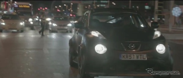 夜のドバイ市街地を走行する日産ジューク-R(動画キャプチャー)