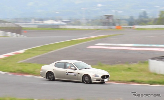 サーキットタクシー(プロドライバー運転による同乗走行)中のマセラティクワトロポルテ