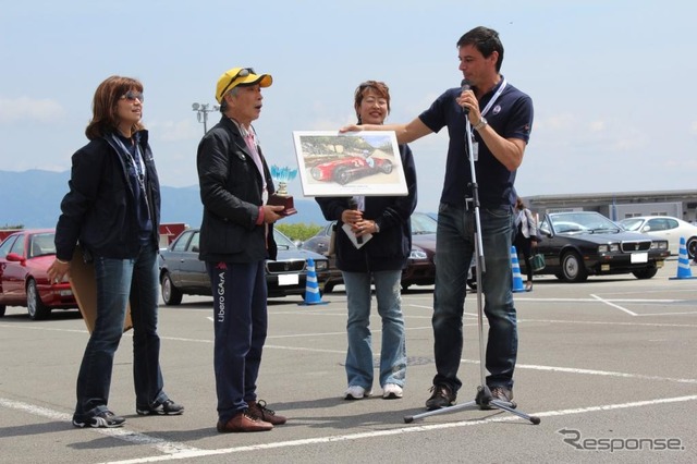 グランプリを受賞した堺正章氏とマセラティジャパン代表取締役社長のファブリッツィオ・カッツォーリ氏(右)