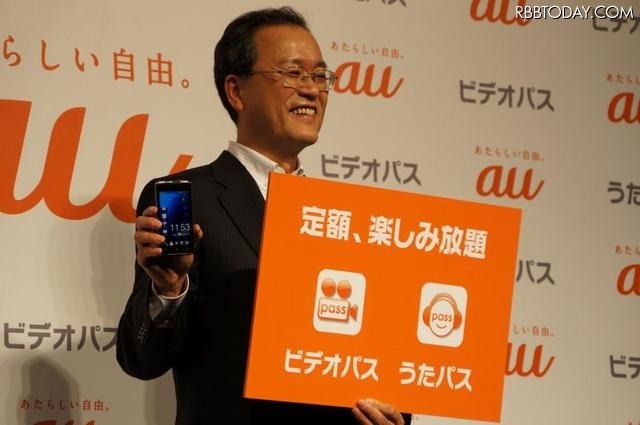 フォトセッションに応じる田中社長
