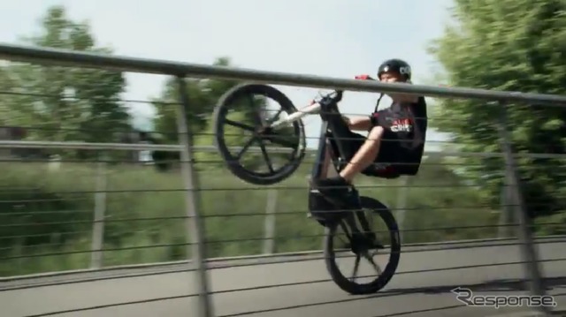ジュリアン・デュポン氏によるアウディe-bike Wortherseeのスタント走行映像(動画キャプチャー)