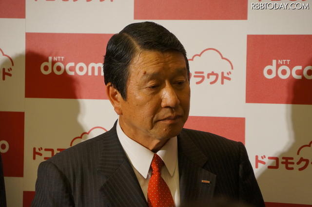 囲み取材に応じた山田社長