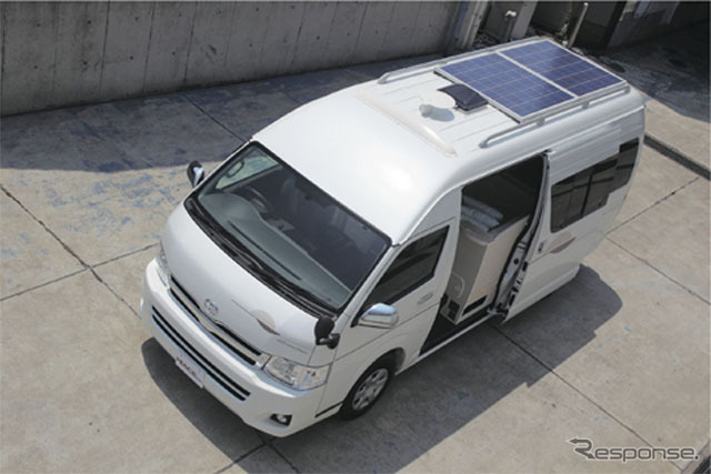 東京キャンピングカーショー2012 ルーフ部に搭載されたソーラーパネル