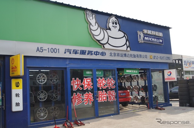 様々な自動車用品店が軒を連ねる西国貿汽配基地