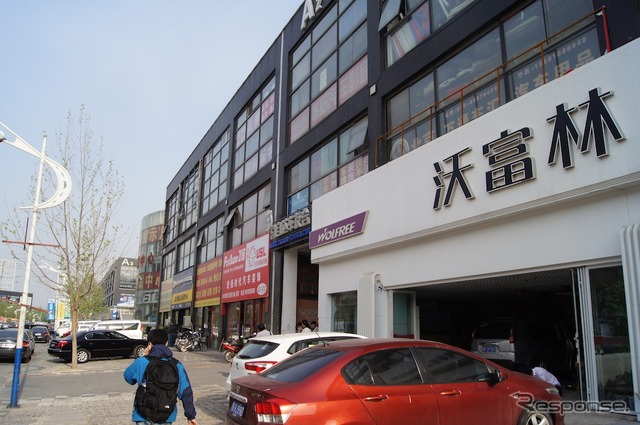様々な自動車用品店が軒を連ねる西国貿汽配基地