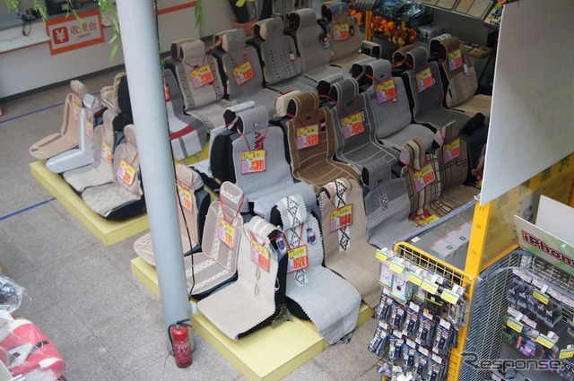 最も目立つ位置に並ぶシートカバー。(オートバックス北京太陽宮店)