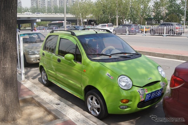 ハンドルカバーを付けた北京の車。