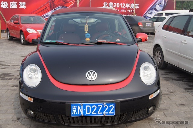 ハンドルカバーを付けた北京の車。